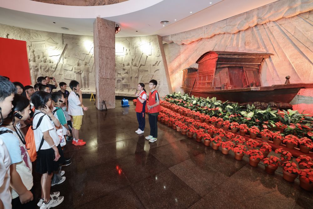 2026年6月30日,在浙江省嘉兴南湖革命纪念馆,少先队红领巾讲解员为游客进行义务讲解。新华社记者 徐昱 摄